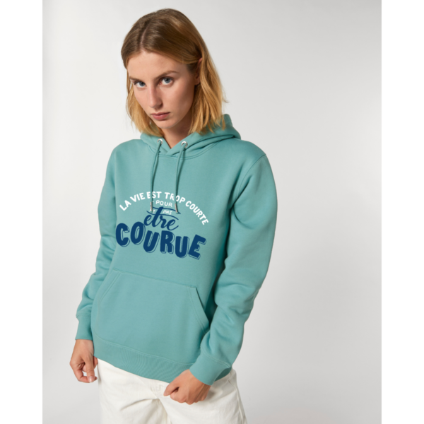 SWEATSHIRT UNISEXE LA VIE EST TROP COURTE POUR NE PAS ÊTRE COURUE – Image 3